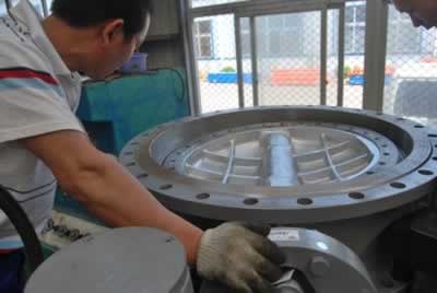 上海機電產(chǎn)品質檢測試員正在對滬工產(chǎn)品進行檢測