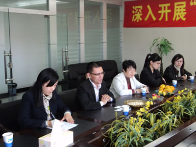 上海滬工閥門廠董事長楊猛向司法局
工商聯領導匯報企業當前情況