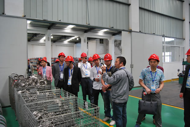 上海滬工閥門廠集團(tuán)全國(guó)優(yōu)秀經(jīng)銷商座談會(huì)參會(huì)代表參觀公司生產(chǎn)加工車間(圖 3)