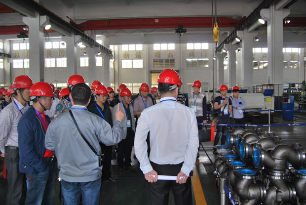 上海滬工閥門廠集團(tuán)全國(guó)優(yōu)秀經(jīng)銷商座談會(huì)參會(huì)代表參觀公司生產(chǎn)加工車間(圖 5)