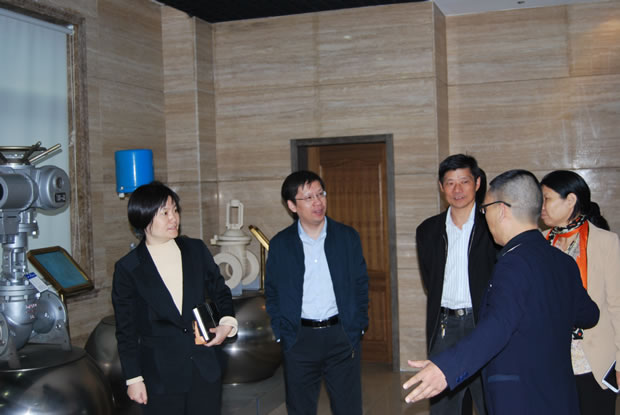 嘉定區(qū)社工委書記葛影敏視察滬工閥門(2)